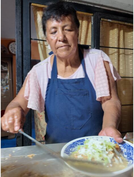 Doña "Rosita" ganó concursos de enchiladas, con orgullo guarda algunas publicaciones que le han hecho I Foto: Gerardo Campa