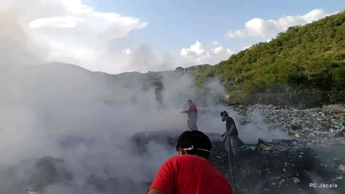 Sofocan incendio en relleno sanitario de Jacala tras más de 30 horas | Foto: especial