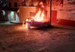 Incendio consume camioneta en el barrio El Mosco de Pachuca