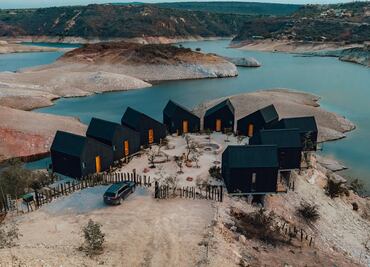 Descubre la magia de la naturaleza en las cabañas Wander Dehe, a orillas de la presa Zimapán