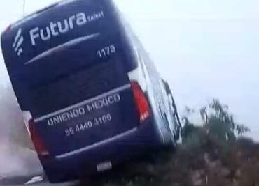 Autobús Futura casi cae a barranco en carretera de la Huasteca por condiciones climáticas