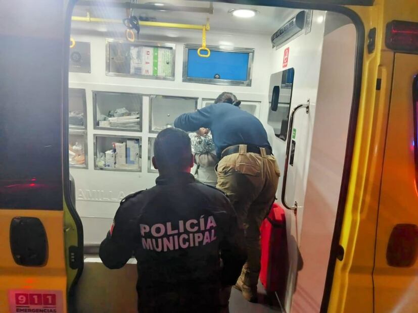 Policía de Mineral de la Reforma asiste parto de emergencia en taxi | Foto: Especial