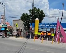 Padres de familia bloquean carretera en Ixmiquilpan por conflicto escolar
