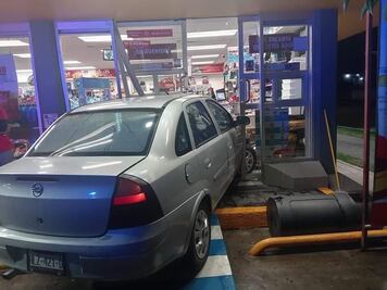 Conductora pierde el control de su auto y se estrella contra tienda Oxxo en Tulancingo