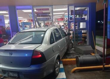 Conductora pierde el control de su auto y se estrella contra tienda Oxxo en Tulancingo