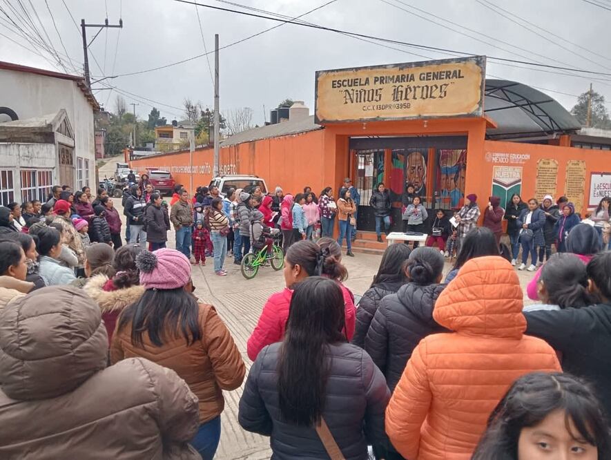 La Escuela Primaria "Niños Héroes", ubicada en la cabecera municipal, fue escenario de una protesta de padres y madres de familia que exigieron la salida inmediata de la directora I Foto: Especial