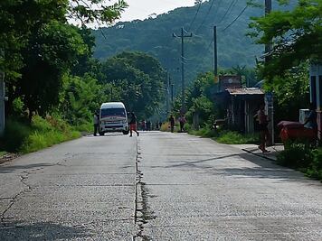 Bloquean la vía Huejutla- San Felipe exigen ampliación de la red eléctrica