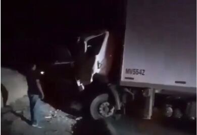 Choque de tráiler y autobús deja lesionados en Zimapán