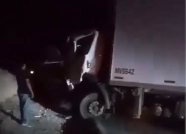 Choque de tráiler y autobús deja lesionados en Zimapán