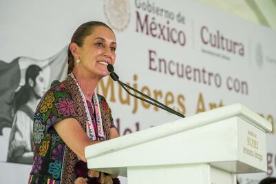 Claudia Sheinbaum regresa al Pueblo Amuzgo 55 años después para honrar a las mujeres artesanas