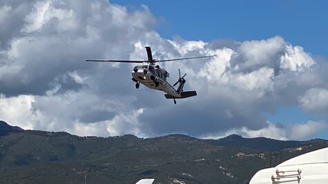 Sale el último helicóptero con ayuda para damnificados