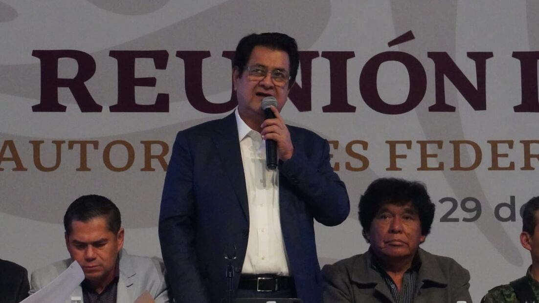 Guillermo Olivares Reyna encabezó la reunión de trabajo entre autoridades de los tres órdenes de gobierno donde se expusieron los programas, apoyos y acciones que contemplan las instituciones para la atención de migrantes hidalguenses  I Foto: Marco Carrillo