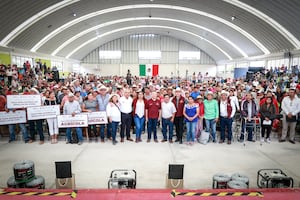 Gobernador entrega apoyos agropecuarios en el Valle del Mezquial