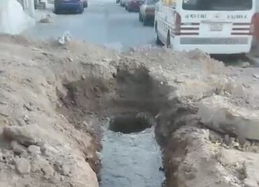 Vecinos de la Cuauhtémoc piden reparar nueva fuga de agua; se pierden miles de litros