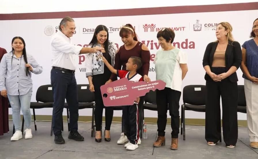 Infonavit realiza segunda entrega de viviendas en Colima; prevé construir más de un millón de casas 