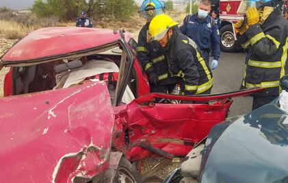 Bomberos rescatan a persona atrapada en accidente en San Agustín Tlaxiaca