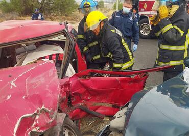 Bomberos rescatan a persona atrapada en accidente en San Agustín Tlaxiaca