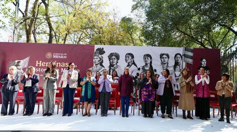 Xiuhtzatzin, mujer indígena nacida en Tula en Paseo de las Heroínas en avenida Reforma