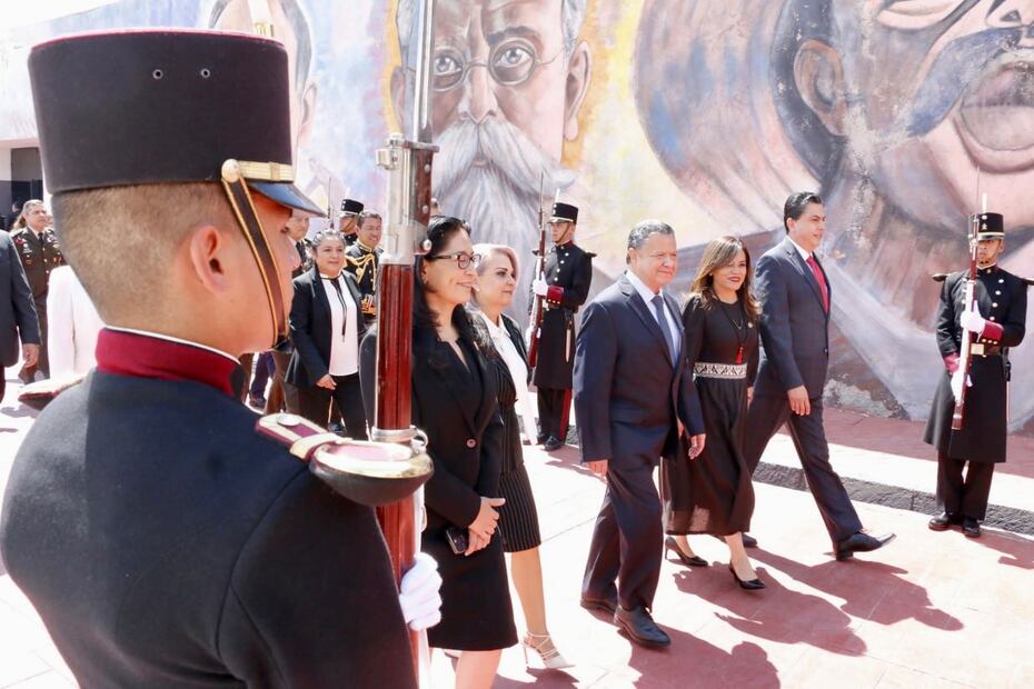 Asiste Menchaca Salazar a develación de letras de oro en honor del bicentenario del Heroico Colegio Militar | Foto: Luis Soriano