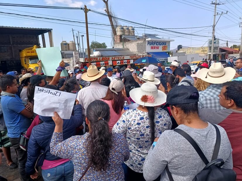 Familiares de la niña baleada la noche de ayer cierran la México-Tulancingo | Foto: Grisel Lira