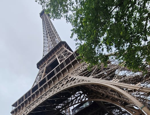 Escándalo en la Torre Eiffel: Exclusión de mujeres desata huelga y paraliza el monumento