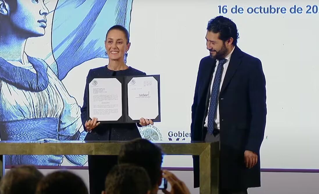La presidenta Sheinbaum Pardo en la firma de la iniciativa de reformas a la Ley del Trabajo para reconocer a repartidores por aplicación. Foto: Captura de pantalla