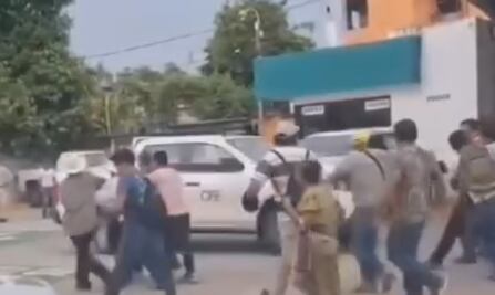 Por falta de luz retienen a dos empleados de la CFE en Huejutla