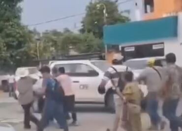 Por falta de luz retienen a dos empleados de la CFE en Huejutla