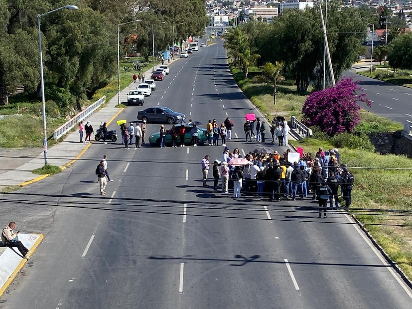 Padres de familia bloquean la Pachuca-Tulancingo para exigir que no retiren al director de la Secundaria General 8 | Foto: Luis Soriana