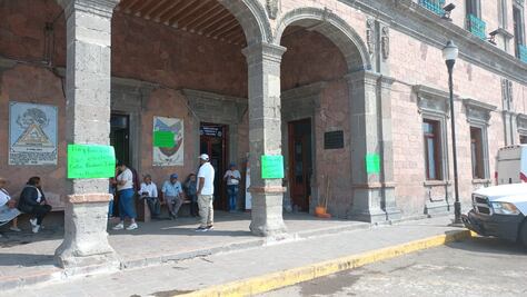 Pobladores de Ixmquilpan se manifiestan en alcaldía para exigir obra