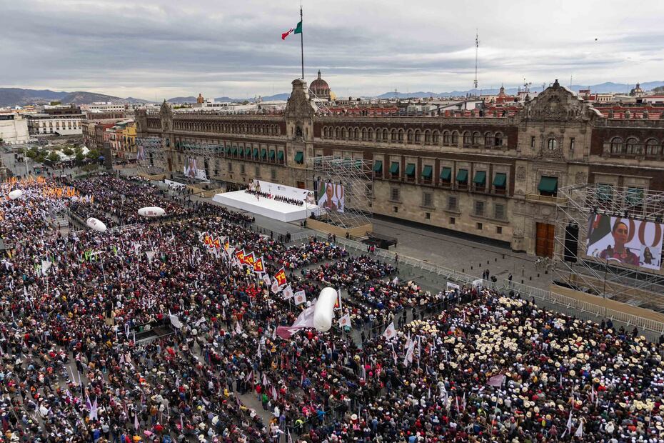 Vista panorámica del Zócalo de la Ciudad de México durante discurso de la presidenta Claudia Sheinbaum por sus 100 días en el gobierno. Domingo 12 enero 2025. Foto: Agencia EL UNIVERSAL/Hugo Salvador/LCG