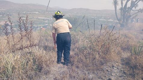 Controlan incendio en Ixmiquilpan con apoyo de habitantes y bomberos