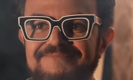 Aleks Syntek se lesiona tras aparatosa caída: termina con el pie fracturado 