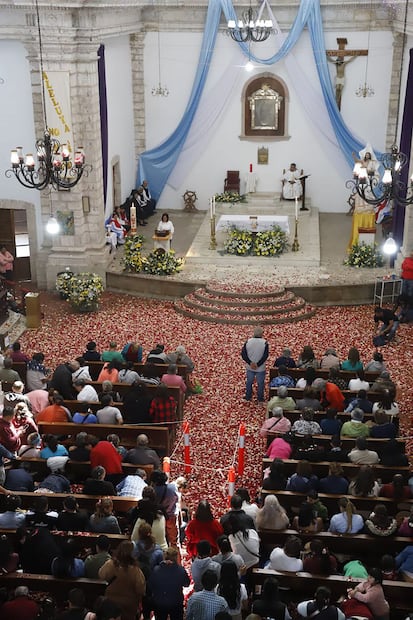 Mineral del Chico, 150 años de tradición en su emblemática "lluvia de pétalos" | Foto: Especial