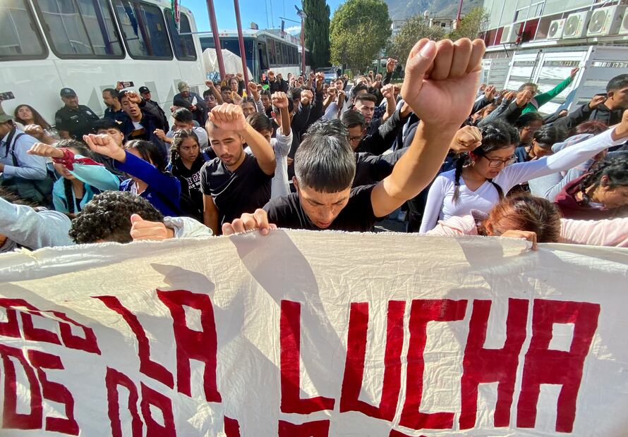 Reclaman estudiantes de El Mexe internado, uniformes y combis | Foto: Luis Soriano
