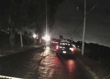 Camioneta choca y tira dos postes de luz; cierran la carretera Santiago-Cuautepec