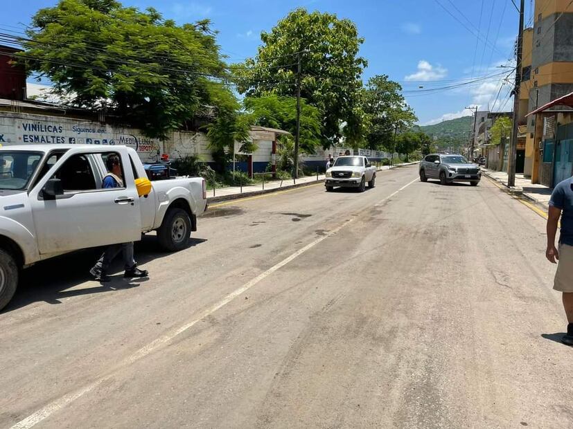 -A pesar de ser reencarpetada en tres ocasiones la cinta asfáltica del bulevar Adolfo López Mateos de la Colonia Aviación Civil en Huejutla, en una inspección realizada por la Contraloría del Estado, está no pasó la prueba para ser  recepcionada I Foto: Especial