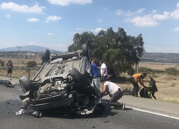 Dos personas pierden la vida en volcadura en la autopista México-Tulancingo