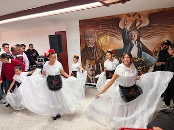 La lluvia cambia el escenario, pero no el festejo de Morena por sus 15 años