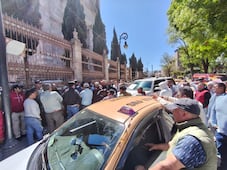 Taxistas bloquean calle en Tulancingo para exigir liberación de conductor detenido