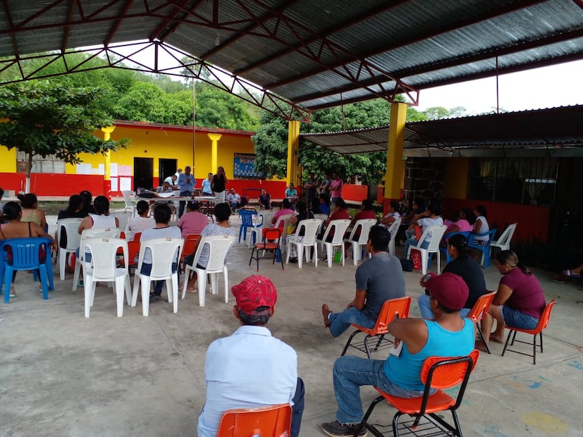 Padres de escuela primaria retienen a autoridades educativas por falta de maestros | Foto: Especial