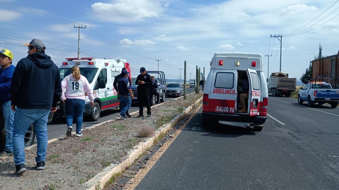 Choque entre vehículo y camión tipo volteo en Villa de Tezontepec deja dos heridos | Foto: Especial