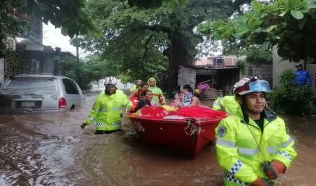 Inundaciones en Oaxaca: Evacuan a 2 mil personas de Juchitán tras desbordamiento del río Las Nutrias