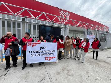 Protestan trabajadores del Infonavit; rechazan regularización de viviendas invadidas