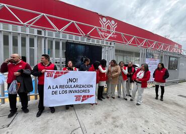 Protestan trabajadores del Infonavit; rechazan regularización de viviendas invadidas