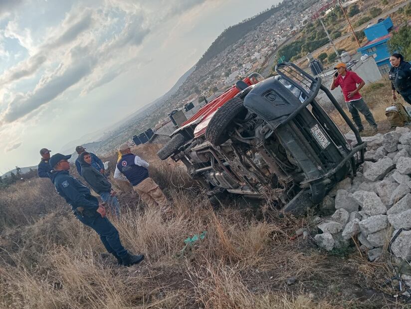 Vuelca camioneta en el corredor turístico de Mineral de la Reforma | Foto: Especial