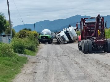 Vuelca pipa cargada de gas LP en San Salvador
