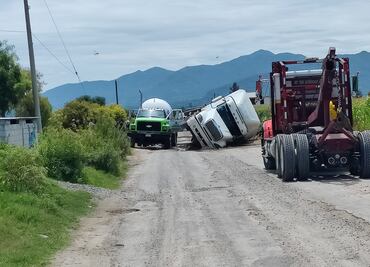 Vuelca pipa cargada de gas LP en San Salvador