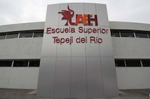 Estudiante de Tepeji protege su libro de estudio ante Indautor