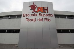 Estudiante de Tepeji protege su libro de estudio ante Indautor